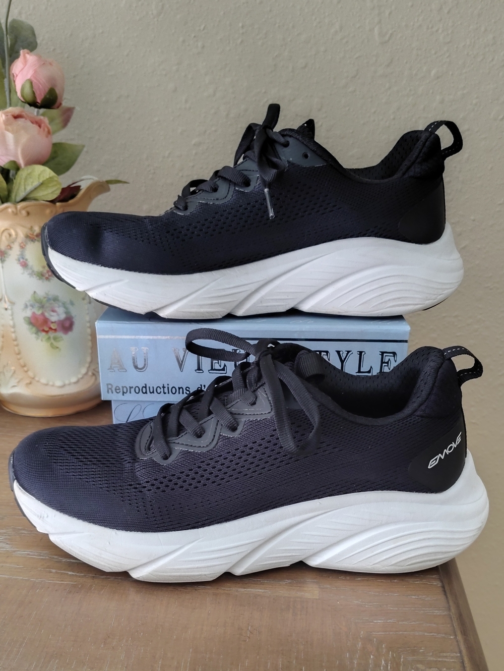 Easy Spirit lightweight sneakers, Size 8, Black